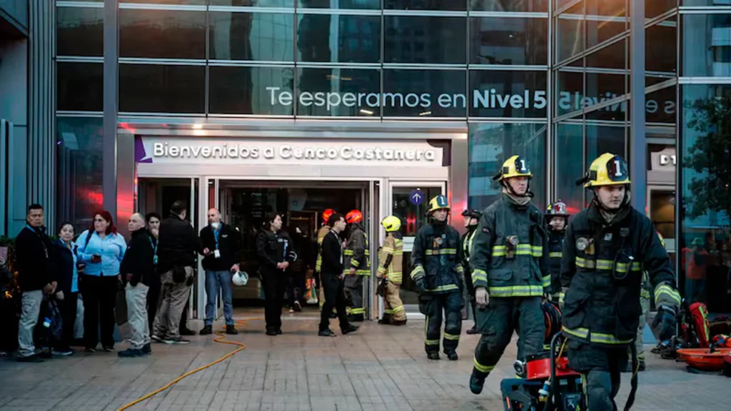 Incendio en Costanera Center: varias tiendas reabrieron en menos de 24 horas